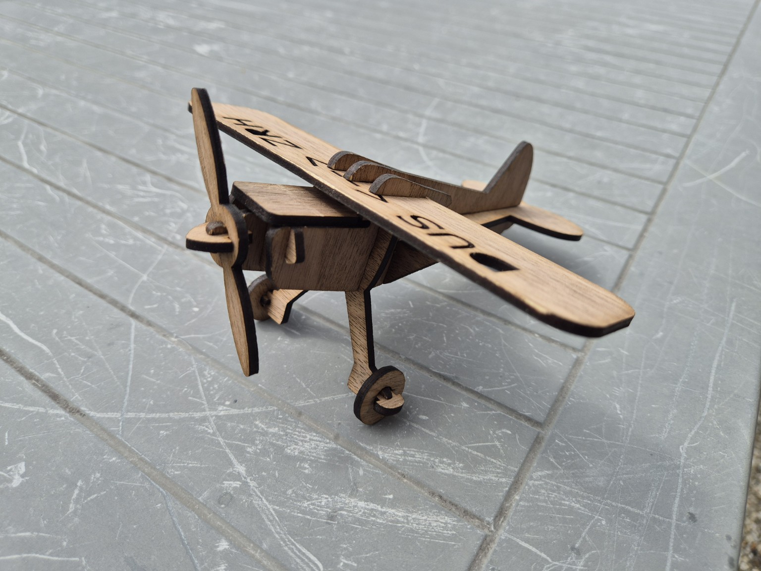 Lasergeschnittenes Holzflugzeug