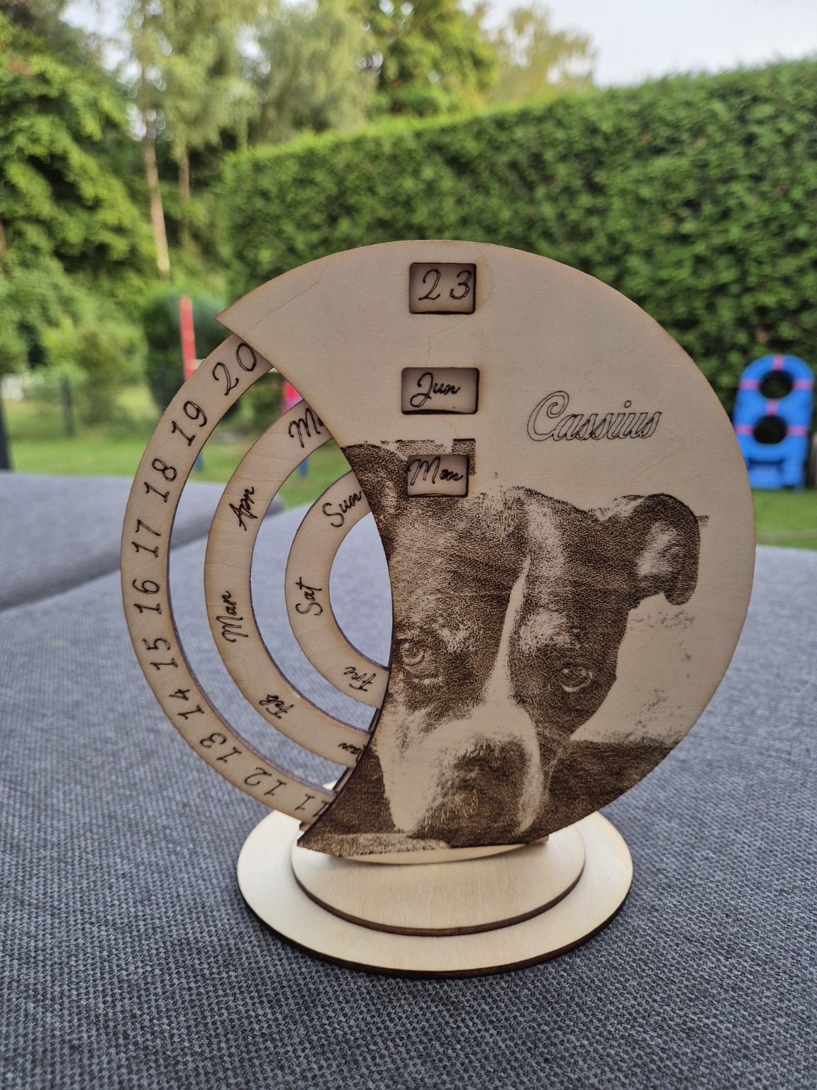 Hundekalender aus Holz