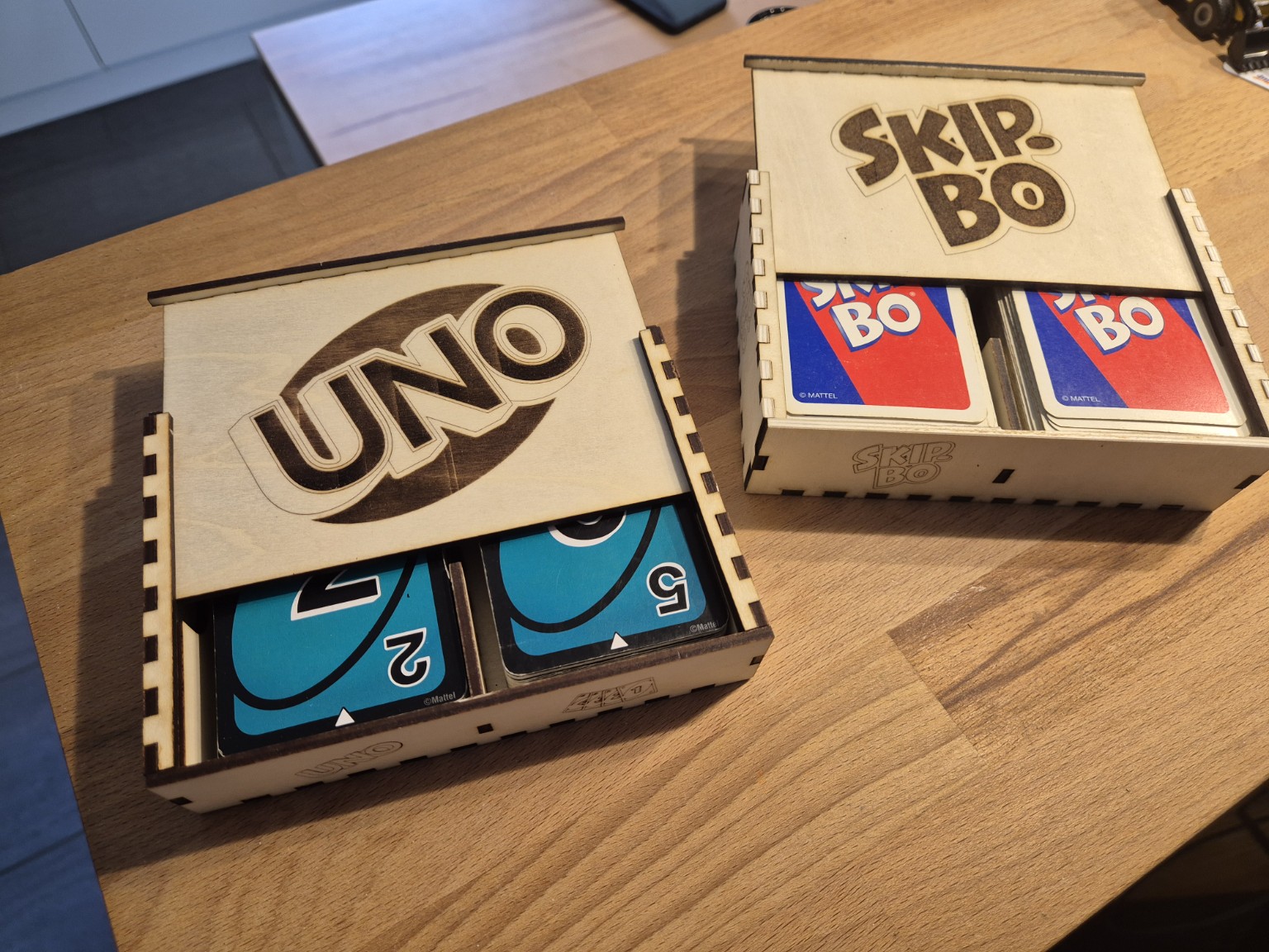 UNO Spielkarten Box aus Holz