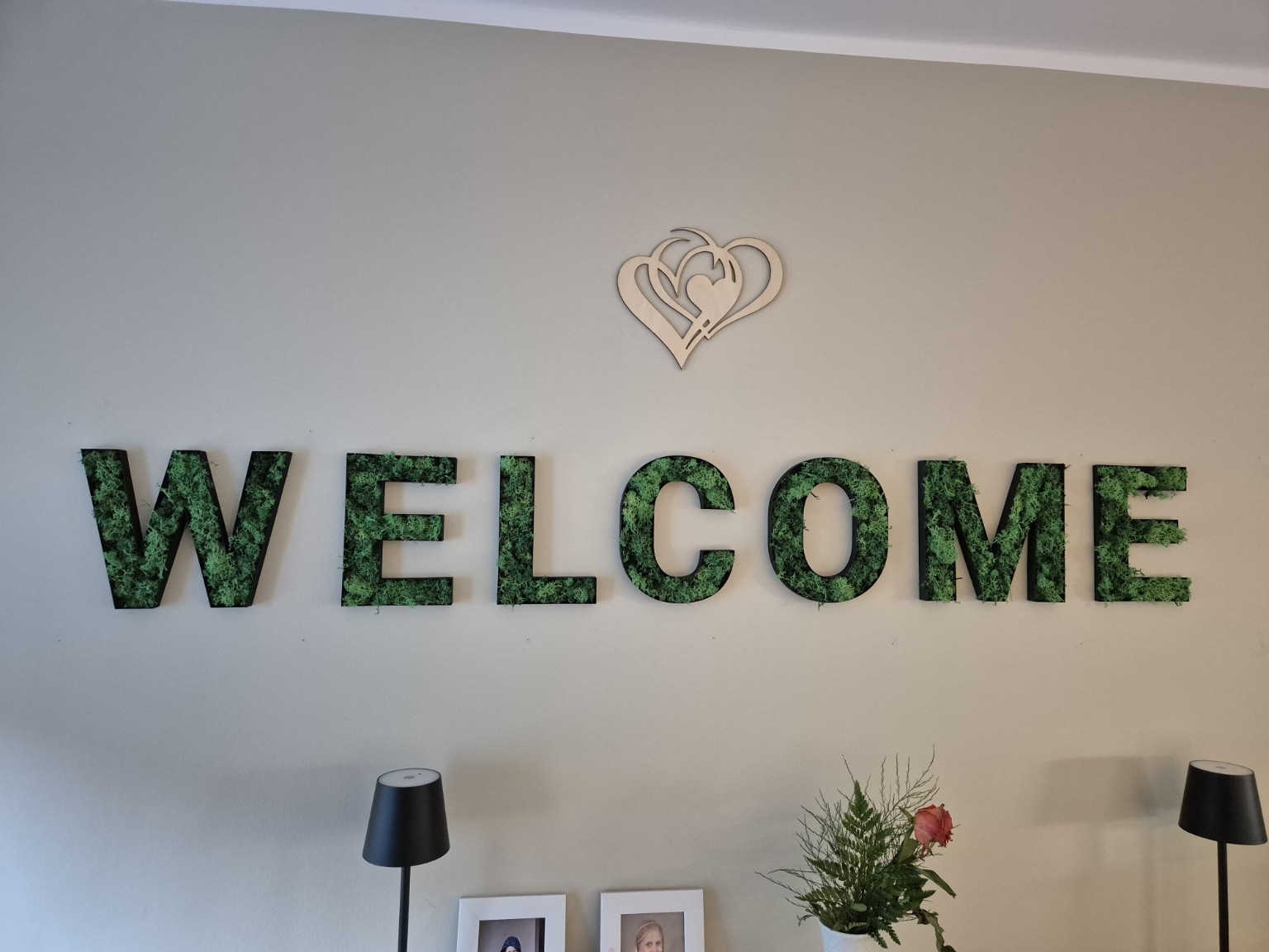 Welcome Schriftzug mit Moos